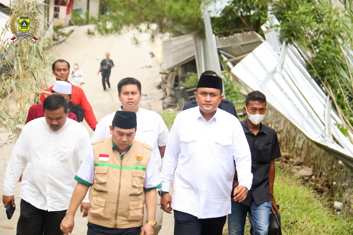 Ketua DPRD Kabupaten Bogor, Rudy Susmanto mengunjungi lokasi bencana tanah bergeser di Desa Bojongkoneng, Kecamatan Babakanmadang