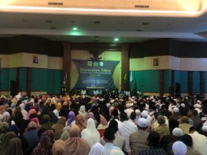 Ribuan calon jamaah haji menggelar silaturahmi akbar di Gedung Tegar Beriman, Minggu 18 Februari 2023 (Egi AM/Rasioo.id)