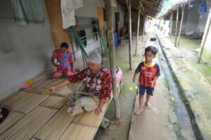 Warga penghuni huntara di Kampung Nyomplong, Desa Kiarapandak berharap pembangunan huntap segera direalisasikan (Selo/rasioo.id)