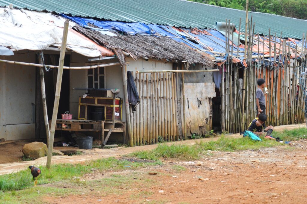 Kondisi Huntara di Kampung Nyompong, Desa Kiarapandak, Kecamatan Sukajaya (Selo/rasioo.id)