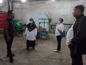 Ketua koperasi Runtah Taruna Jaya, Rahmat Rifai (kiri) sedang memaparkan program sampah organik (Rasioo.id/ist)