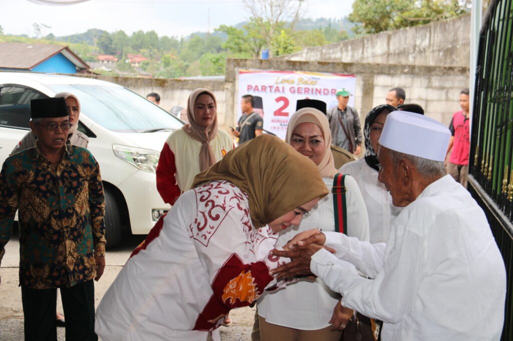 tuti alawiyah saat reses di dapilnya