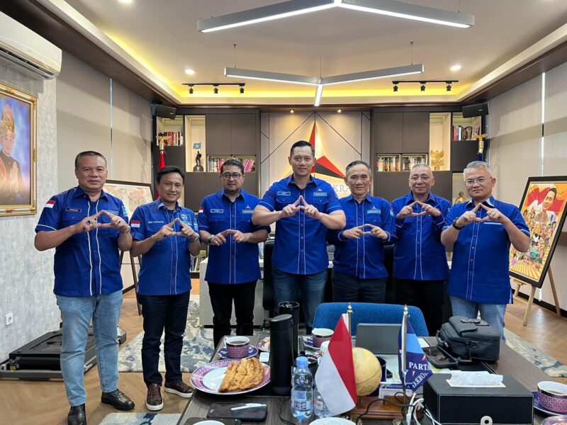 Andi Arief bersama Ketua Umum Partai Demokrat, Agus Harimurti Yudhoyono