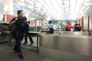 Ketua Umum PSSI, Erick Thohir di Bandara Soekarno Hatta. Erick berangkat menemui petinggi FIFA untuk membahas status Indonesia sebagai tuan rumah Piala Dunia U-20 (twitter/@erickthohir)