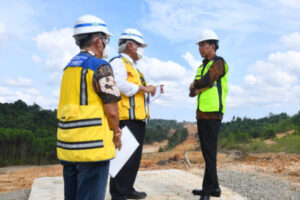 Presiden Joko Widodo mendapat penjelasan dari Menteri Pekerjaan Umum Basuki Hadimuljono di kawasan pembangunan IKN di Penajam Utara, Kalimantan Timur. SETPRES