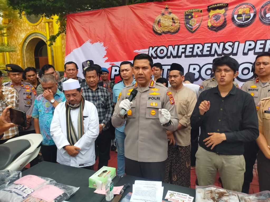 Kapolresta Bogor Kota, Kombes Pol Bismo Teguh Prakoso menunjukan barang bukti berupa golok panjang yang digunakan pelaku (selo/rasioo.id)