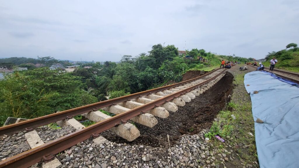 Penampakan kondisi rel lintas Bogor-Sukabumi dampak longsor yang terjadi di area jalur rel KM 2+6/7 antara Stasiun Bogor Paledang dan Batu Tulis (Egi AM/rasioo.id)