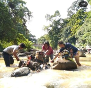 Sejumlah pemuda turun langsung untuk membersihkan sampah yang mengotori sungai Cliwung