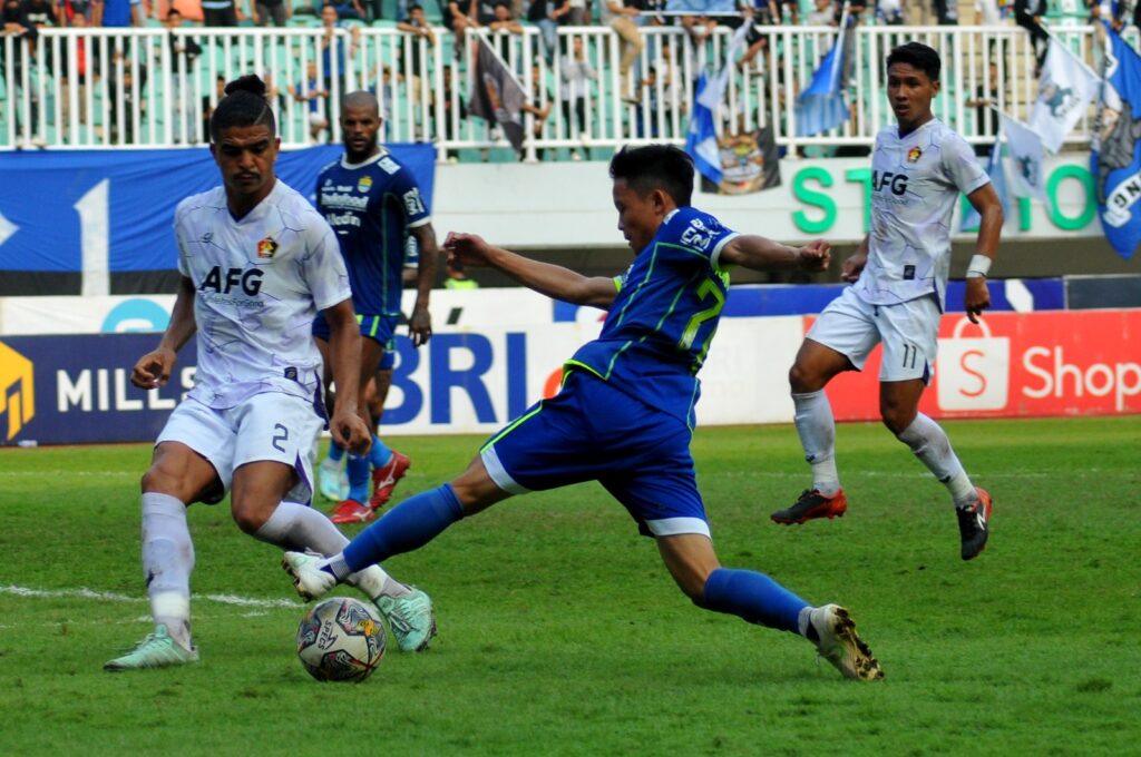 Liga 1, Persib Bandung vs Persik Kediri