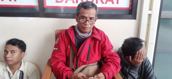 Orang tua Arya Saputra saat menjemput jasad anaknya di Rumah Sakit FMC Bogor (Egi AM/rasioo.id)