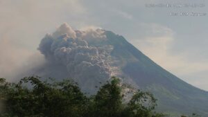 Erupsi Gunung Merapi mengakibatkan luncuran awan panas