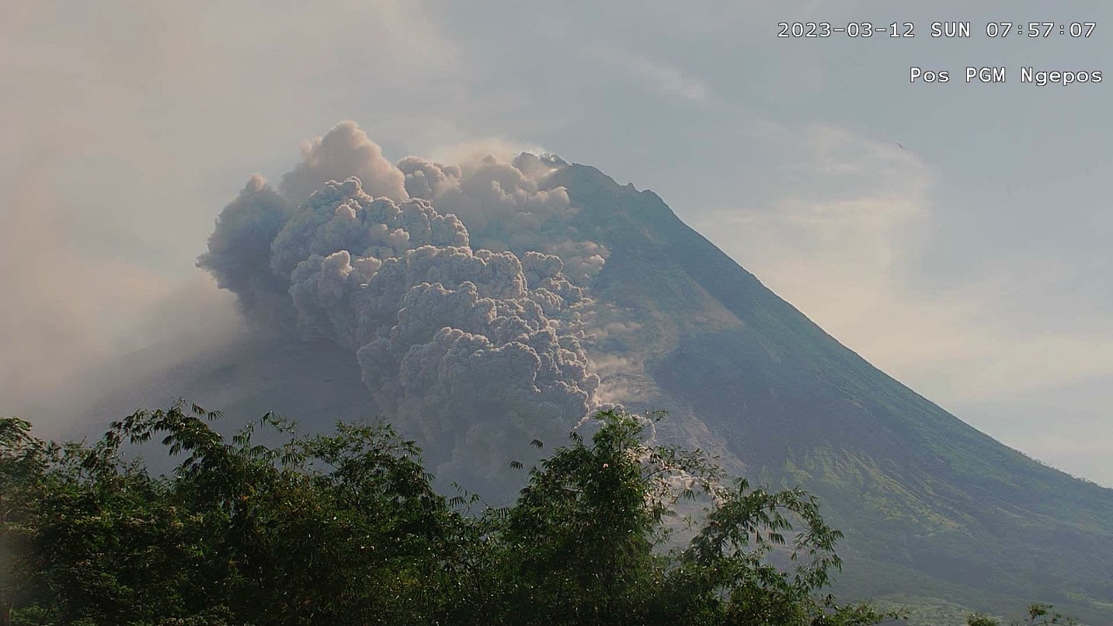 Erupsi Gunung Merapi mengakibatkan luncuran awan panas Erupsi Gunung Merapi mengakibatkan luncuran awan panas
