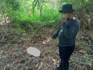 Petugas menunjukan lokasi penemuan potongan kaki kanan korban mutilasi