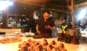 Pedagang ayam potong di pasar Cibinong