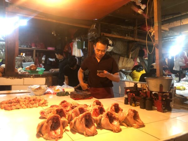 Pedagang ayam potong di pasar Cibinong