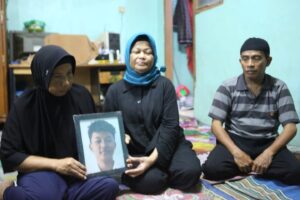 Foto Arya dalam pangkuan ibu kandung dan ibu angkatnya