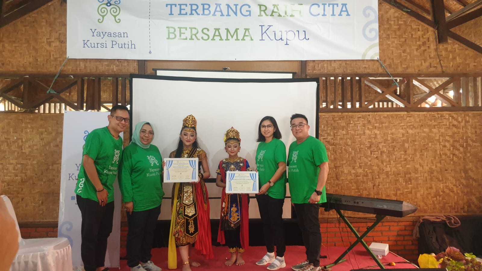kursi putih