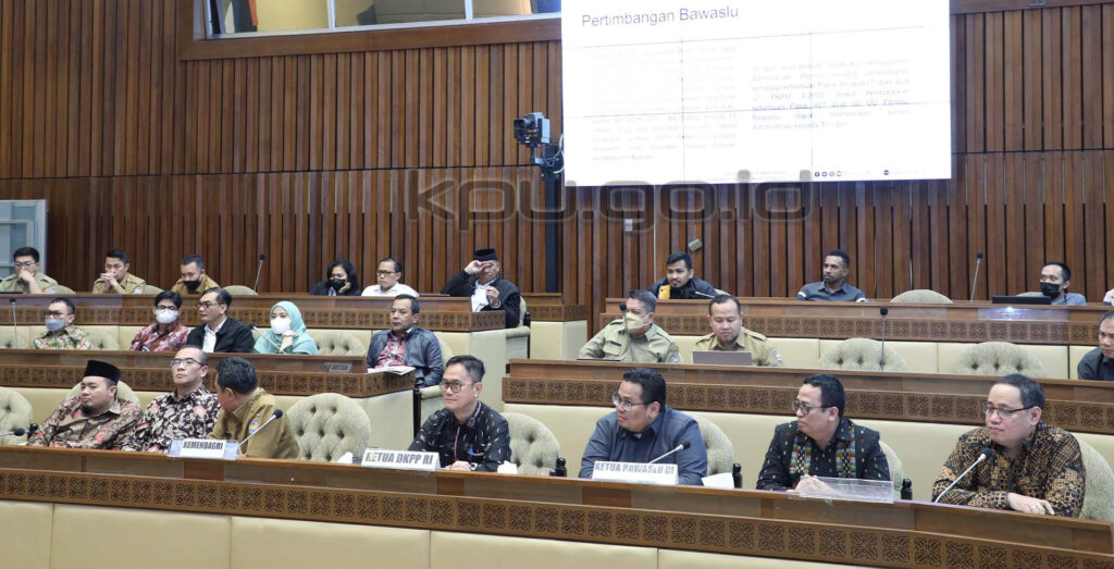 Komisioner KPU saat mengikuti rapat kerja di Komisi II DPR RI (kpu.go.id)