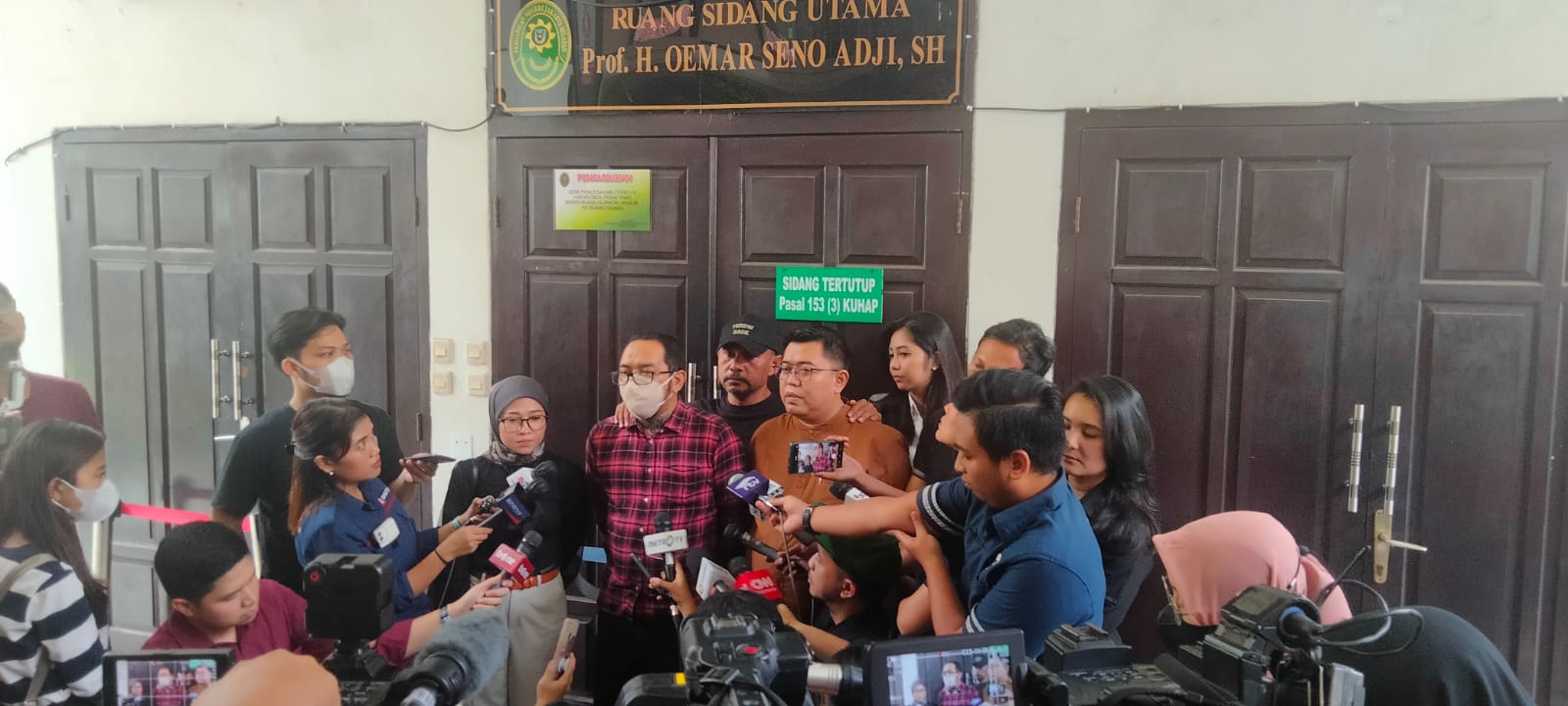 Jonathan Latumahina didampingi Mellisa Anggraini