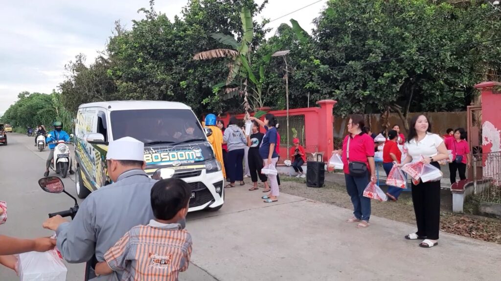 Warga Etnis Tionghoa Perwakilan Rumpin membagikan makanan buka puasa untuk umat Islam di sekitar mereka (Mulyana/rasioo.id)