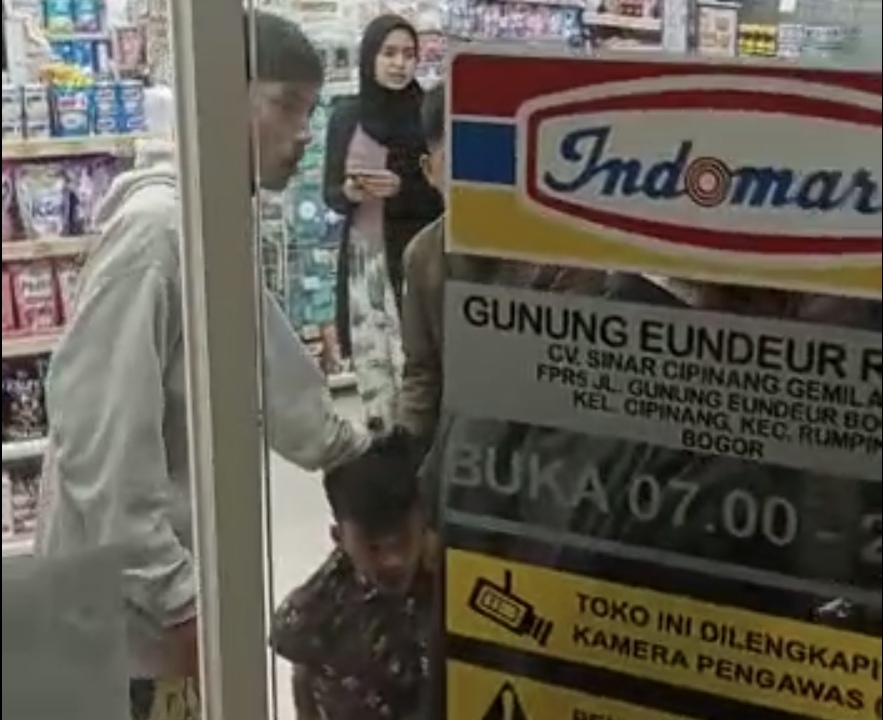 Salah satu pelaku pembobol minimarket ditangkap saat sedang menjalankan aksinya (kiriman warga)