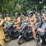 Bupati Purwakarta Anne Ratna Mustika saat memberikan bantuan motor untuk para kades [Instagram]