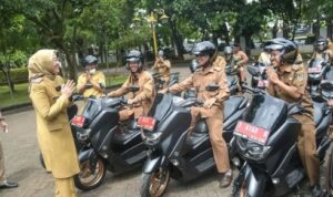 Bupati Purwakarta Anne Ratna Mustika saat memberikan bantuan motor untuk para kades [Instagram]