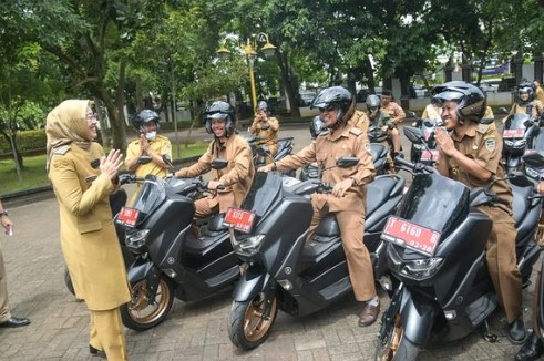 Bupati Purwakarta Anne Ratna Mustika saat memberikan bantuan motor untuk para kades [Instagram]