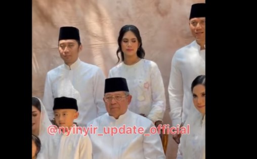Tangkapan Layar Momen Keluarga SBY Foto Bersama Saat Lebaran [Instagram]