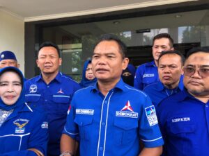 Pengurus DPC Partai Demokrat mendatangi PN Cibinong (Egi AM/rasioo.id)
