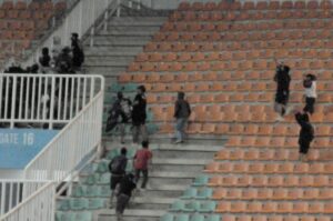 Suasana Stadion Pakansari saat terjadi bentro suporter Persib Bandung vs Persis Solo, pada Laga BRI Liga 1 pekan ke 32, Selasa (4/4/2023)