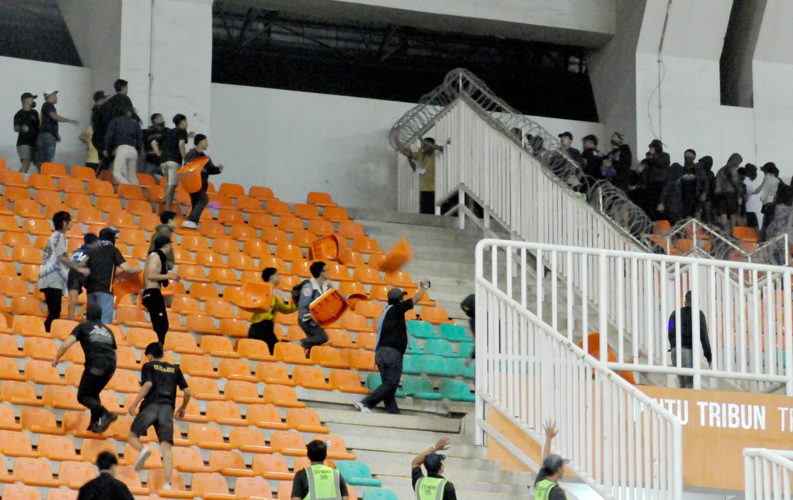 Bentrok Suporter vs Persis Bentrok Suporter vs Persis