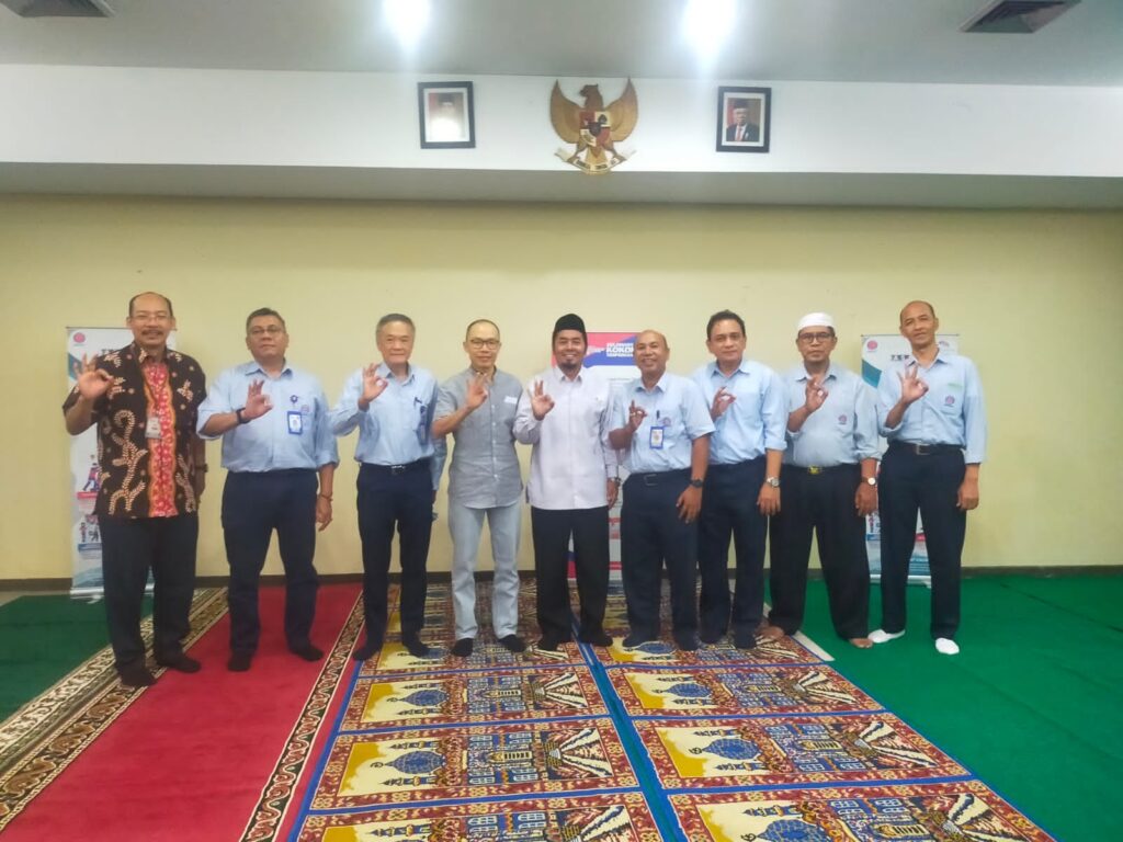 Para pemimpin PT Indocement Tunggal Prakarsa Tbk melakukan foto bersama bersama tokoh saat berbagi kebahagiaan bersama desa mitra [Egi/RASIOO]