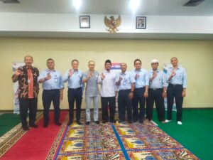 Para pemimpin PT Indocement Tunggal Prakarsa Tbk melakukan foto bersama bersama tokoh saat berbagi kebahagiaan bersama desa mitra [Egi/RASIOO]