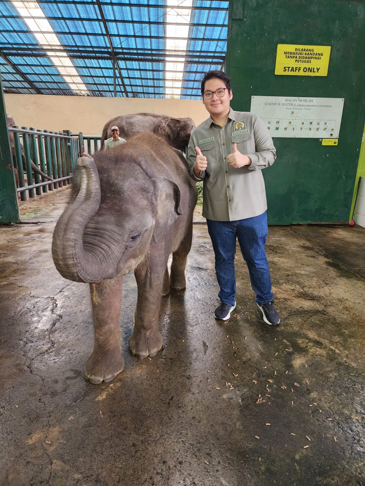Anggota Komisi IV DPR RI, Ravindra Airlangga saat berkunjung ke Taman Safari Bogor [Ist]
