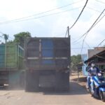 Jalur truk tambang di Kecamatan Rumpin, Kabupaten Bogor.(selo/rasioo.id)