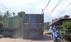 Jalur truk tambang di Kecamatan Rumpin, Kabupaten Bogor.(selo/rasioo.id)