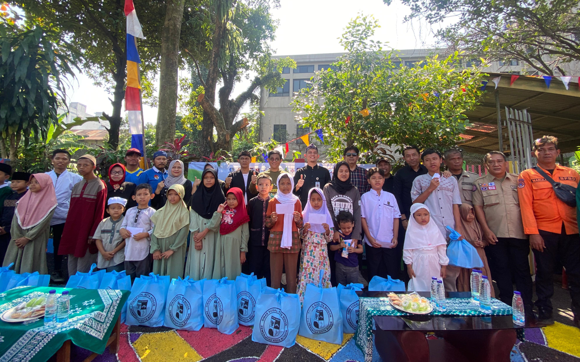 Foto bersama penanaman pohon dan juga santunan anak yatim. Foto:Rifqi/Rasioo.id