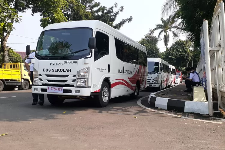 bus-sekolah-angle-3-1048034503