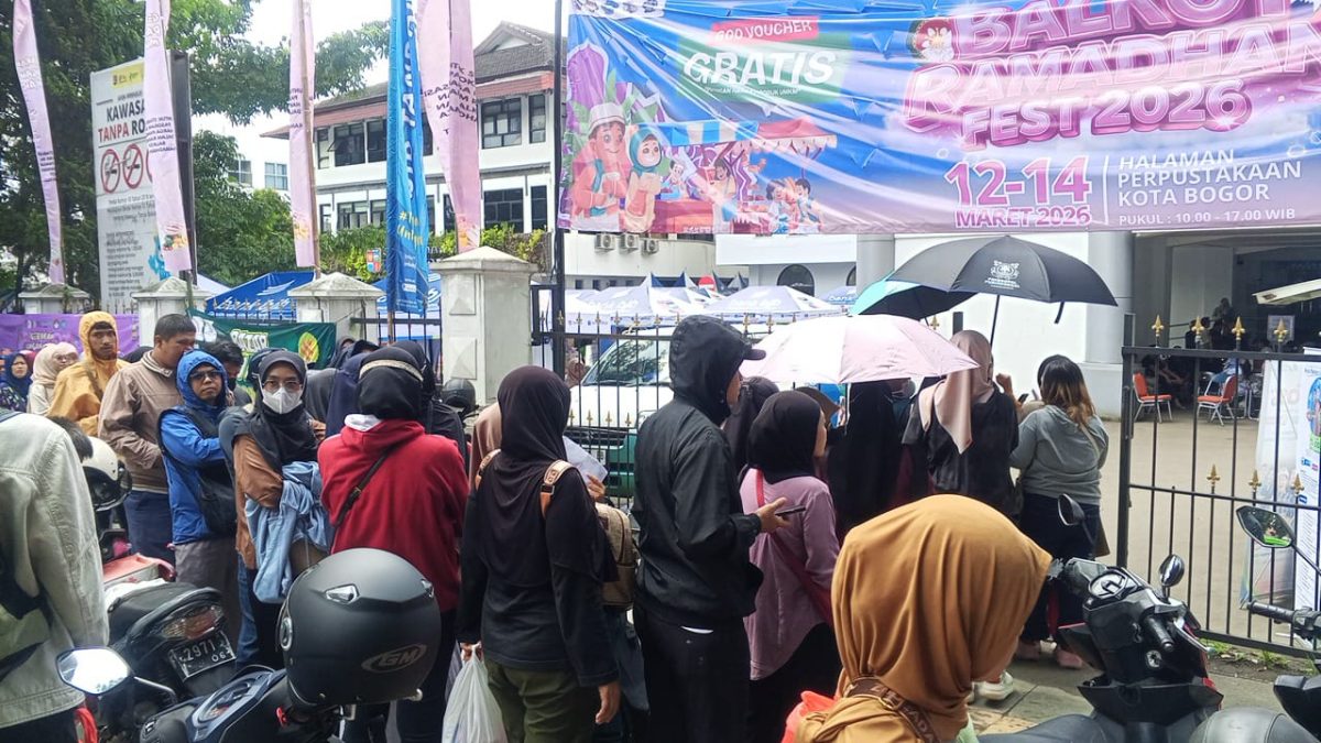Warga padati penukaran uan