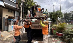 Petugas kebersihan dari DLH Kota Tangerang saat membersihkan sampah.