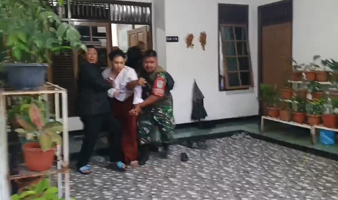 Warga saat mengamankan pelaku pembacokan
